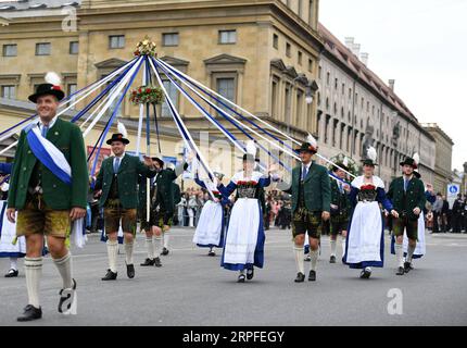 Bilder des Jahres 2019, News 09 September 190922 -- MUNICH, Sept. 22, 2019 -- People participate in the Oktoberfest parade in Munich, Germany, Sept. 22, 2019. This year s Oktoberfest goes from Sept. 21 to Oct. 6.  GERMANY-MUNICH-OKTOBERFEST-PARADE LuxYang PUBLICATIONxNOTxINxCHN Stock Photo