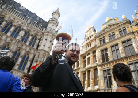191024 -- BRUSSELS, Oct. 24, 2019 -- File photo taken on Sept. 9, 2018 shows a man holds a glass of beer during a Beer Weekend activity in Brussels, Belgium. With various, creative brewing skills, the Belgian beer has become one of the most attracting drinks for Belgium.  BELGIUM-BRUSSELS-BEER ZhengxHuansong PUBLICATIONxNOTxINxCHN Stock Photo