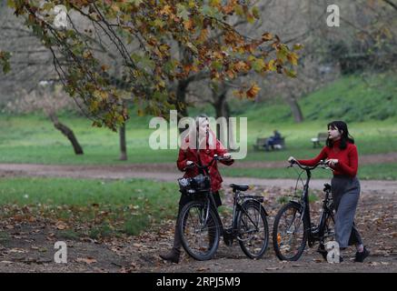 191128 -- BEIJING, Nov. 28, 2019 -- Two women chat in Villa Borghese park in Rome, Italy, Nov. 26, 2019.  XINHUA PHOTOS OF THE DAY ChengxTingting PUBLICATIONxNOTxINxCHN Stock Photo