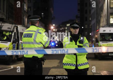 191129 -- LONDON, Nov. 29, 2019 Xinhua -- Police officers cordon off the scene near London Bridge following an attack in London, Britain, on Nov. 29, 2019. One knifeman was shot dead by police officers at London Bridge on Friday. A number of people were stabbed by the man and the attack was being treated as a terror incident, police said. London Bridge was closed off. Police also said the suspect was wearing a hoax explosive device. Photo by Isabel Infantes/Xinhua BRITAIN-LONDON-ATTACK PUBLICATIONxNOTxINxCHN Stock Photo