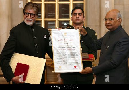 Entertainment Bilder des Tages 191230 -- NEW DELHI, Dec. 30, 2019 -- Indian President Ram Nath Kovind R presents Dadasaheb Phalke award to Indian superstar and veteran actor Amitabh Bachchan L during a function at the Indian presidential palace in New Delhi, India on Dec. 29, 2019. Amitabh Bachchan was Sunday honoured with the country s top cinema award -- Dadasaheb Phalke award for his outstanding contribution to the film industry, officials said. Str/Xinhua INDIA-NEW DELHI-AMITABH BACHCHAN-TOP CINEMA AWARD Stringer PUBLICATIONxNOTxINxCHN Stock Photo