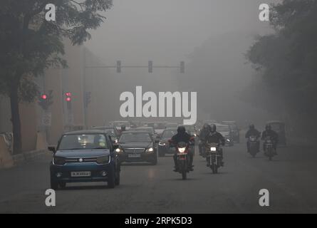 191230 -- NEW DELHI, Dec. 30, 2019 -- Vehicles run on a road amid dense fog in New Delhi, Dec. 30, 2019. Dense blanket of fog covered Indian capital city New Delhi and outskirts Monday morning, leading to disruptions in air and rail transport, officials said. Photo by /Xinhua INDIA-NEW DELHI-WEATHER-DENSE FOG JavedxDar PUBLICATIONxNOTxINxCHN Stock Photo