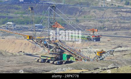 Mining machines in the KWB Bełchatów opencast mine Stock Photo - Alamy