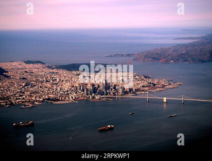 200119 -- NEW YORK, Jan. 19, 2020 -- Photo taken on Jan. 18, 2020 from an Alaska Airlines plane shows the scenery of San Francisco, the United States.  U.S.-ABOARD AIRPLANE-SCENERY WuxXiaoling PUBLICATIONxNOTxINxCHN Stock Photo