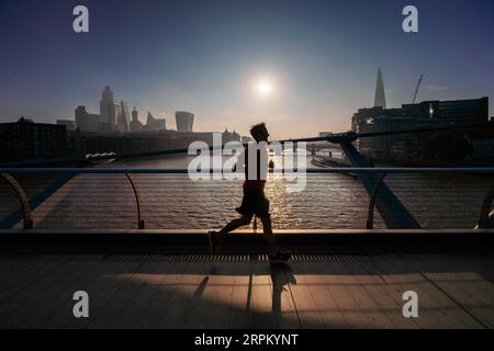 London, UK. 5th September, 2023. UK Weather: Heatwave in the city. An early morning runner crosses the Millennium Bridge as the UK is set to be hotter than Ibiza, Ayia Napa and Athens this week, forecasters say, while other parts of Europe are experiencing a weather phenomenon called a 'heat dome' which is causing sweltering conditions. Credit: Guy Corbishley/Alamy Live News Stock Photo