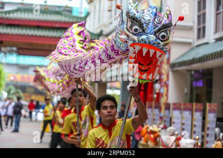 200122 -- MANILA, Jan. 22, 2020 -- Dragon dancers perform during a celebration to greet the upcoming Chinese Lunar New Year at the Chinatown in Manila, the Philippines, Jan. 22, 2020. The Chinese Lunar Year of the Rat begins on Jan. 25, 2020.  PHILIPPINES-MANILA-CHINESE LUNAR NEW YEAR-CELEBRATIONS ROUELLExUMALI PUBLICATIONxNOTxINxCHN Stock Photo