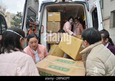 200126 -- BEIJING, Jan. 26, 2020 -- People load medical supplies to be shipped to Hubei Province at the Beijing Hospital in Beijing, capital of China, on Jan. 26, 2020. A 121-member medical team, organized by the National Health Commission, left Beijing for Wuhan Sunday afternoon to aid the coronavirus control efforts there.  CHINA-BEIJING-MEDICAL TEAM-AIDCN PengxZiyang PUBLICATIONxNOTxINxCHN Stock Photo