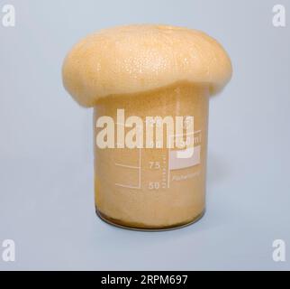 https://l450v.alamy.com/450v/2rpm697/two-liquid-polymers-in-measuring-cups-added-together-gives-chemical-a-reaction-2rpm697.jpg