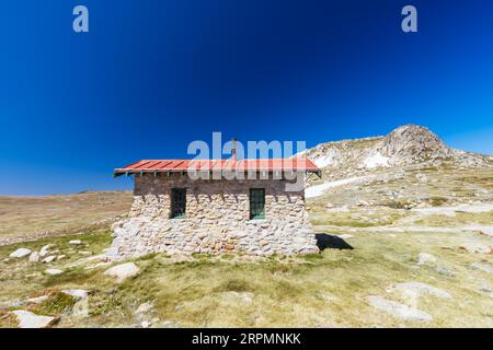 The historic Seamans Hut in Kosciuszko National Park between Mt Kosciuszko and Charlotte Pass on a clear summer's day, in the Snowy Mountains, New Stock Photo