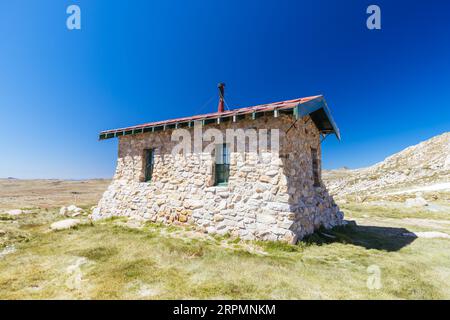 The historic Seamans Hut in Kosciuszko National Park between Mt Kosciuszko and Charlotte Pass on a clear summer's day, in the Snowy Mountains, New Stock Photo