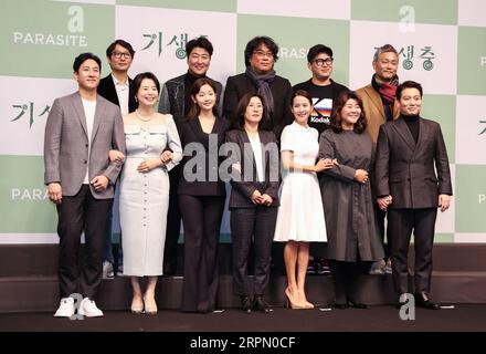 200219 -- SEOUL, Feb. 19, 2020 -- The cast and creative team of South Korean film Parasite pose for a group photo at a press conference in Seoul, South Korea, Feb. 19, 2020. Parasite , a South Korean black comedy, became the first non-English language film to win the Oscar for best picture, and also nabbed awards for best original screenplay, best international feature film and best director for Bong Joon-ho at the 92nd Academy Awards on Feb. 9, 2020.  SOUTH KOREA-SEOUL-PARASITE-CREATIVE TEAM-PRESS CONFERENCE WangxJingqiang PUBLICATIONxNOTxINxCHN Stock Photo