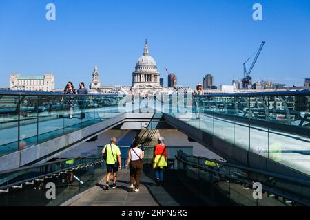 London, UK. 5th Sept 2023. UK Weather: Hot September weather in London. Millenium Bridge. Credit: Matthew Chattle/Alamy Live News Stock Photo