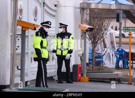 200223 -- SEOUL, Feb. 23, 2020 -- Policemen are on duty outside the government complex in Seoul, South Korea, Feb. 23, 2020. South Korea raised its four-tier virus alert to the highest red level on Sunday as the number of COVID-19 infection cases soared to 602 in recent days with the death toll rising to five.  SOUTH KOREA-SEOUL-COVID-19-ALERT LEVEL-RAISING WangxJingqiang PUBLICATIONxNOTxINxCHN Stock Photo