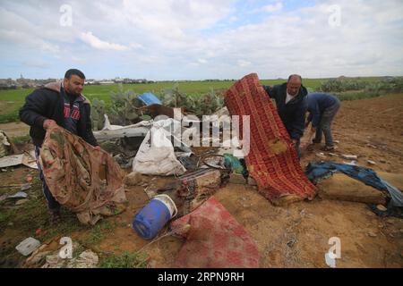 200225 -- GAZA, Feb. 25, 2020 Xinhua -- Palestinians inspect the rubble following an Israeli airstrike in the southern Gaza Strip city of Khan Younis, Feb. 25, 2020. A senior official of the Palestinian Islamic Jihad PIJ said a ceasefire with Israel in the Hamas-ruled Gaza Strip came into effect on Monday night. Photo by Khaled Omar/Xinhua MIDEAST-GAZA-AIRSTRIKE PUBLICATIONxNOTxINxCHN Stock Photo