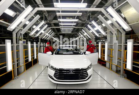 200225 -- XI AN, Feb. 25, 2020 -- Workers work on the assembly line at a factory of vehicle manufacturer BYD Auto in Xi an, northwest China s Shaanxi Province, Feb. 25, 2020. The Xi an plant of BYD Auto has resumed production amid epidemic prevention and control efforts.  CHINA-SHAANXI-XI AN-BYD-PRODUCTION RESUMPTION CN LiuxXiao PUBLICATIONxNOTxINxCHN Stock Photo