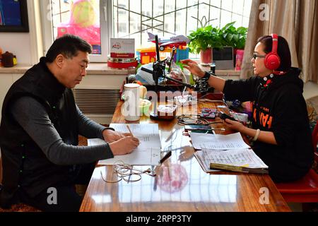 (200310) -- TAIYUAN, March 10, 2020 (Xinhua) -- Wu Lingyun (3rd L ...
