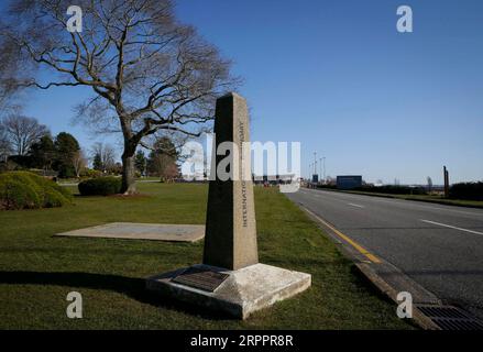 200321 -- VANCOUVER, March 21, 2020 Xinhua -- Empty road is seen in front of a monument marking the geographical border between Canada and the U.S. at Douglas-Peace Arch border crossing in Surrey, Canada, March 20, 2020. Canadian Prime Minister Justin Trudeau announced that the Canada-U.S. border will close to non-essential travel at midnight Friday and both countries will turn back asylum seekers crossing the border. Photo by Liang Sen/Xinhua CANADA-U.S.-BORDER CLOSE-COVID-19 PUBLICATIONxNOTxINxCHN Stock Photo