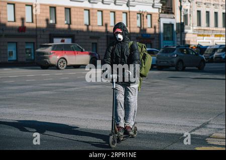 200324 -- MOSCOW, March 24, 2020 -- A citizen wearing a face mask is seen on a street in Moscow, Russia, March 24, 2020. Russia has registered 57 new cases of COVID-19 in the last 24 hours, raising its total number to 495, official data showed Tuesday. Photo by Evgeny Sinitsyn/Xinhua RUSSIA-MOSCOW-COVID-19-CASES BaixXueqi PUBLICATIONxNOTxINxCHN Stock Photo