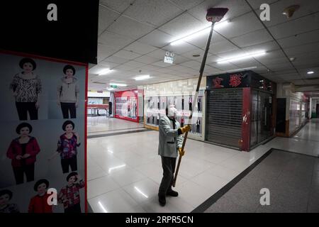 200327 -- WUHAN, March 27, 2020 -- A staff member cleans the ceiling of a shopping mall at the Hanzheng Street in Wuhan, central China s Hubei Province, March 27, 2020. The shopping mall was thoroughly cleaned and disinfected before resumption of business.  CHINA-HUBEI-WUHAN-SHOPPING MALL-DISINFECTION CN WangxYuguo PUBLICATIONxNOTxINxCHN Stock Photo