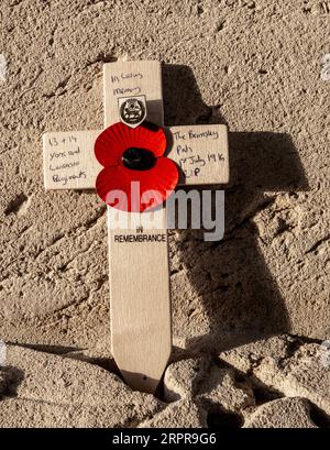 Poppy cross tribute to Barnsley Pals, the 13th and 14th Battalions of the York and Lancaster Regiment, placed at Thiepval Memorial to the Missing Stock Photo