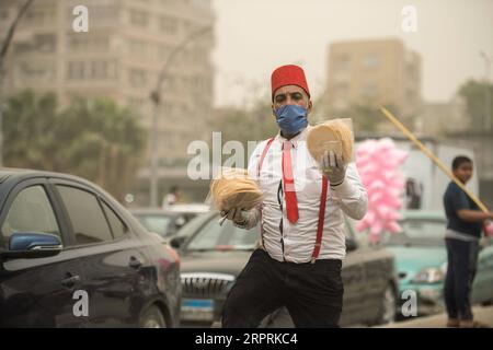 News Themen der Woche KW13 News Bilder des Tages 200405 -- CAIRO, April 5, 2020 -- A peddler wearing a mask is seen on a street in Cairo, Egypt, April 5, 2020. Egypt on Saturday reported five new deaths from the COVID-19 infection, bringing the pandemic fatalities in the country to 71.  EGYPT-CAIRO-COVID-19-DAILY LIFE WuxHuiwo PUBLICATIONxNOTxINxCHN Stock Photo