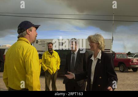 Secretary Gale Norton, right foreground, and Fish and Wildlife Service Director Steve Williams, behind her, receiving briefing from Forest Service staff during visit to the scene of the Battle Creek fire in Pennington County, South Dakota, for discussions with federal, state, local officials and firefighting personnel Stock Photo