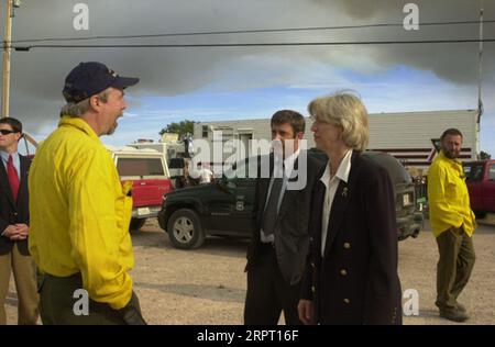 Secretary Gale Norton, right foreground, and Fish and Wildlife Service Director Steve Williams, behind her, receiving briefing from Forest Service staff during visit to the scene of the Battle Creek fire in Pennington County, South Dakota, for discussions with federal, state, local officials and firefighting personnel Stock Photo