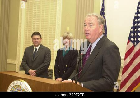 Alaska Governor Frank Murkowski speaking at the Department of Interior headquarters, Washington, D.C. signing ceremony for the 30-year renewal of the Federal Grant and Agreement of Right-of-Way for the Trans-Alaska Pipeline System Stock Photo
