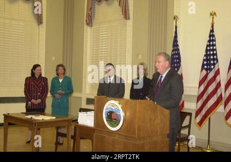 Alaska Governor Frank Murkowski speaking at the Department of Interior headquarters, Washington, D.C. signing ceremony for the 30-year renewal of the Federal Grant and Agreement of Right-of-Way for the Trans-Alaska Pipeline System Stock Photo