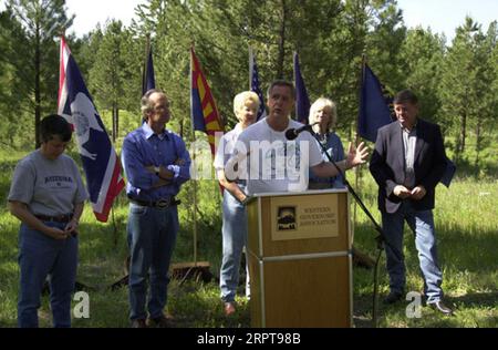 Speech by Forest Service Chief Dale Bosworth, with Arizona Governor Janet Napolitano, Idaho Governor Dirk Kempthorne, Montana Governor Judy Martz, Secretary Gale Norton, Wyoming Governor Dave Freudenthal behind, left to right, at Western Governors' Association Forest Summit, Missoula, Montana Stock Photo
