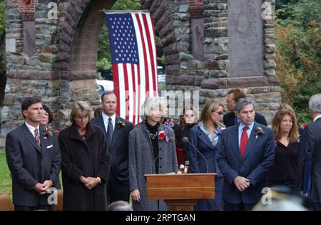 Maryland Governor Bob Ehrlich, far left, with Interior Secretary Gale Norton at podium, Deputy Defense Secretary Paul Wolfowitz to her right, at ceremonies at the War Correspondents Memorial, Burkittsville, Maryland, honoring four journalists killed during war and war-related coverage in Iraq and Pakistan Stock Photo