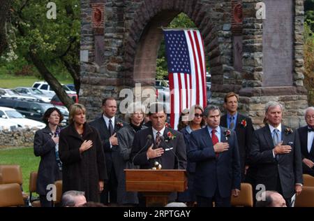 Maryland Governor Bob Ehrlich at podium, Interior Secretary Gale Norton, Deputy Defense Secretary Paul Wolfowitz, television news anchor Tom Brokaw behind, left to right, during ceremony at War Correspondents Memorial, Burkittsville, Maryland, honoring journalists killed in Iraq and Pakistan Stock Photo