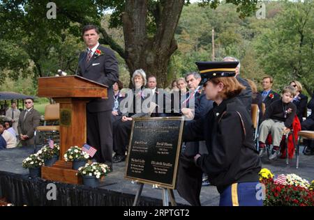 Maryland Governor Bob Ehrlich at podium, with Interior Secretary Gale Norton, Deputy Defense Secretary Paul Wolfowitz behind, left to right, during unveiling of plaque, at War Correspondents Memorial, Burkittsville, Maryland, honoring four journalists killed during war-related coverage in Iraq, Pakistan Stock Photo