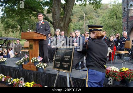 Maryland Governor Bob Ehrlich at podium, with Interior Secretary Gale Norton, Deputy Defense Secretary Paul Wolfowitz behind, left to right, during unveiling of plaque, at War Correspondents Memorial, Burkittsville, Maryland, honoring four journalists killed during war-related coverage in Iraq, Pakistan Stock Photo