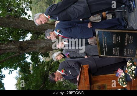 Maryland Governor Bob Ehrlich at podium, with Interior Secretary Gale Norton, Deputy Defense Secretary Paul Wolfowitz, television newsman Tom Brokaw behind, left to right, during War Correspondents Memorial, Burkittsville, Maryland ceremony honoring journalists killed during work in Iraq and Pakistan Stock Photo