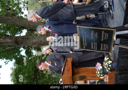Maryland Governor Bob Ehrlich at podium, with Interior Secretary Gale Norton, Deputy Defense Secretary Paul Wolfowitz, television newsman Tom Brokaw behind, left to right, during War Correspondents Memorial, Burkittsville, Maryland ceremony honoring journalists killed during work in Iraq and Pakistan Stock Photo