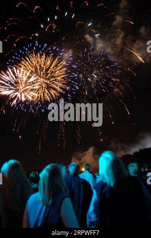 Fireworks on New York City's East River explode on the 4th of July ...