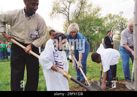 Secretary Gale Norton, center, working with conservation volunteers at Take Pride in America cleanup event at the Watts Branch of Heritage Park in the Anacostia area of Washington, D.C. Cleanup followed Norton's formal announcement of the launch of Take Pride in America at National Press Club Stock Photo