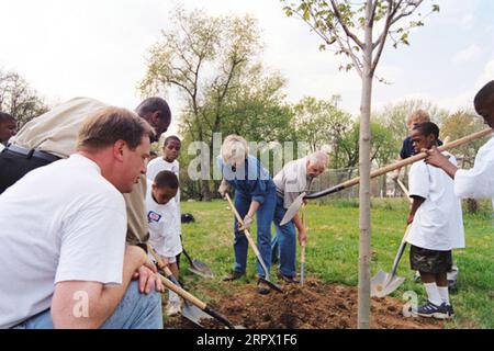 Secretary Gale Norton, center, working with conservation volunteers at Take Pride in America cleanup event at the Watts Branch of Heritage Park in the Anacostia area of Washington, D.C. Cleanup followed Norton's formal announcement of the launch of Take Pride in America at National Press Club Stock Photo