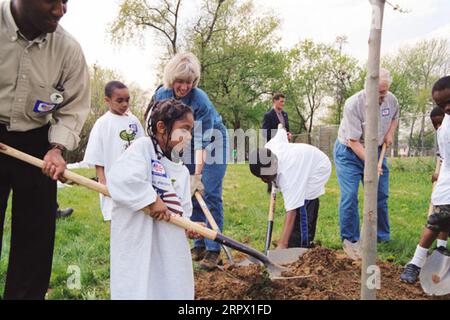 Secretary Gale Norton, center, working with conservation volunteers at Take Pride in America cleanup event at the Watts Branch of Heritage Park in the Anacostia area of Washington, D.C. Cleanup followed Norton's formal announcement of the launch of Take Pride in America at National Press Club Stock Photo