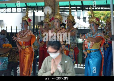 200504 -- BANGKOK, May 4, 2020 Xinhua -- Thai dancers wearing face shields perform at the Erawan Shrine in Bangkok, Thailand, May 4, 2020. Xinhua/Rachen Sageamsak THAILAND-BANGKOK-COVID-19 PUBLICATIONxNOTxINxCHN Stock Photo
