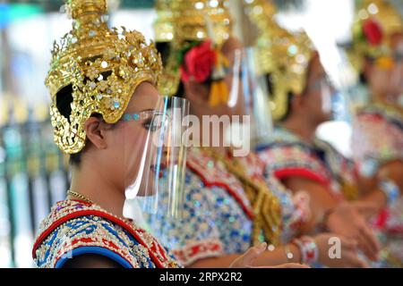 200504 -- BANGKOK, May 4, 2020 Xinhua -- Thai dancers wearing face shields perform at the Erawan Shrine in Bangkok, Thailand, May 4, 2020. Xinhua/Rachen Sageamsak THAILAND-BANGKOK-COVID-19 PUBLICATIONxNOTxINxCHN Stock Photo