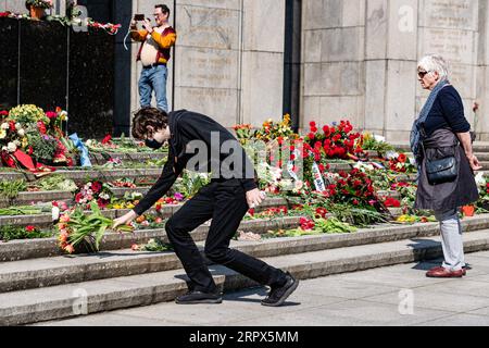 200509 -- BERLIN, May 9, 2020 Xinhua -- A man lays flowers at the Soviet War Memorial in the Tiergarten district in Berlin, capital of Germany, May 8, 2020. People gathered at memorials of World War II in Berlin on Friday to commemorate the 75th anniversary of the end of World War II in Europe, known as Victory in Europe Day. Photo by Binh Truong/Xinhua GERMANY-BERLIN-WORLD WAR II-VICTORY IN EUROPE DAY-75TH ANNIVERSARY PUBLICATIONxNOTxINxCHN Stock Photo