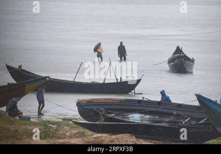 200520 -- BALASORE, May 20, 2020 -- Fishermen are trying to pull their fishing boats back at Talasari beach in heavy wind and rain in Balasore, India, May 20, 2020. India Metrological Department IMD Wednesday said super cyclone Amphan has begun making landfall near the Sunderbans in eastern Indian state of West Bengal with a wind speed of 160 to 170kmph gusting to 190 kmph as an extremely severe cyclonic storm. Str/Xinhua INDIA-BALASORE-SUPER CYCLONE AMPHAN Stringer PUBLICATIONxNOTxINxCHN Stock Photo