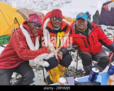 200528 -- MOUNT QOMOLANGMA BASE CAMP, May 28, 2020 -- Chinese surveyors return to the advance camp at an altitude of 6,500 meters on Mount Qomolangma, on May 28, 2020. A Chinese survey team reached the summit of Mount Qomolangma Wednesday, and remeasured the height of the world s highest peak. Penpa CHINA-MOUNT QOMOLANGMA-SUMMIT-SURVEYS CN TashixTsering PUBLICATIONxNOTxINxCHN Stock Photo