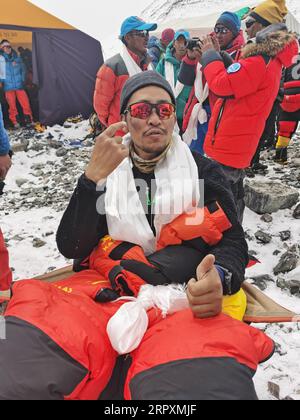 200528 -- MOUNT QOMOLANGMA BASE CAMP, May 28, 2020 -- Chinese surveyors return to the advance camp at an altitude of 6,500 meters on Mount Qomolangma, on May 28, 2020. A Chinese survey team reached the summit of Mount Qomolangma Wednesday, and remeasured the height of the world s highest peak.  CHINA-MOUNT QOMOLANGMA-SUMMIT-SURVEYS CN TashixTsering PUBLICATIONxNOTxINxCHN Stock Photo