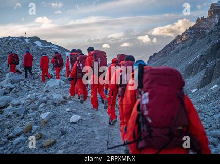 200528 -- MOUNT QOMOLANGMA BASE CAMP, May 28, 2020 Xinhua -- Members of a Chinese surveying team are on the way back to the Mount Qomolangma base camp on May 28, 2020. A Chinese surveying team safely descended to the Mount Qomolangma base camp at an altitude of 5,200 meters Thursday, after completing the mission of remeasuring the height of the world s highest peak. Xinhua/Purbu Zhaxi CHINA-MOUNT QOMOLANGMA-SUMMIT-SURVEYS-DESCEND CN PUBLICATIONxNOTxINxCHN Stock Photo