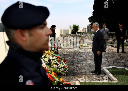 200530 -- LISBON, May 30, 2020 -- Portuguese President Marcelo Rebelo de Sousa C pays tribute to Portuguese firefighters amid the COVID-19 pandemic at the Prazeres cemetery in Lisbon, Portugal, May 30, 2020. Photo by /Xinhua PORTUGAL-LISBON-COVID-19-FIREFIGHTERS-TRIBUTE PedroxFiuza PUBLICATIONxNOTxINxCHN Stock Photo