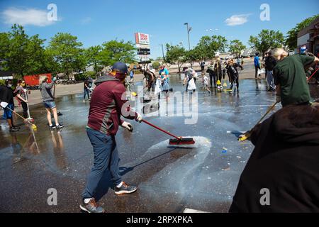 200531 -- MINNEAPOLIS, May 31, 2020 Xinhua -- Community members clean up the street in Minneapolis, the United States, on May 30, 2020. Thousands of protesters took to the streets of Minneapolis Friday night, defying a citywide 8 p.m. curfew that had been announced earlier that day. Businesses were burned and vandalized, as the rioting continued, said local media reports. Photo by Angus Alexander/Xinhua U.S.-MINNEAPOLIS-PROTEST-AFTERMATH PUBLICATIONxNOTxINxCHN Stock Photo