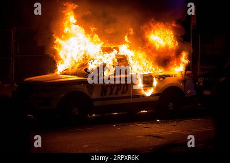 200601 -- BEIJING, June 1, 2020 -- A SUV of New York police department burns during a protest over the death of George Floyd in the Brooklyn borough of New York, the United States, May 30, 2020. New York officials on Saturday denounced acts of violence in the city s protests over George Floyd s death, after about 300 protesters were arrested in days. Mayor Bill de Blasio said at a briefing that some protesters came with an agenda of violence and incitement, and the city does not allow it to happen. Photo by /Xinhua XINHUA PHOTOS OF THE DAY MichaelxNagle PUBLICATIONxNOTxINxCHN Stock Photo